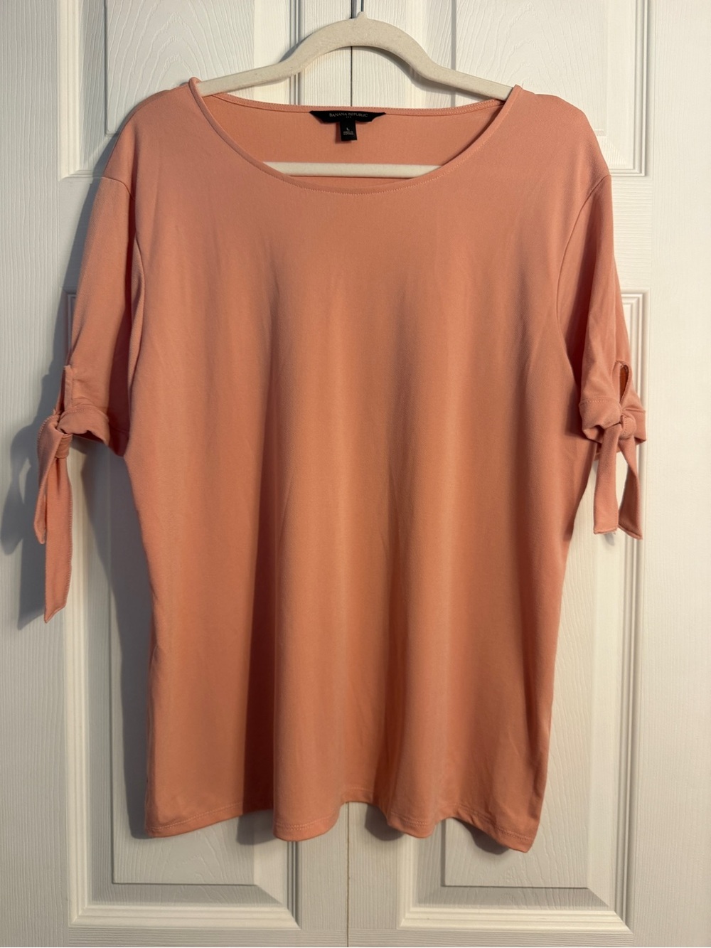 Banana Republic top tie-cuff sleeves. Peachy pink size large.